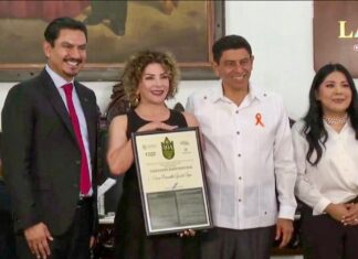 Gobernador de Oaxaca da reconocimiento a Alcaldesa Esmeralda González