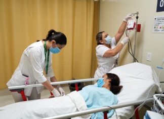 Destaca el Gobierno el trabajo de enfermeras y enfermeros en su día