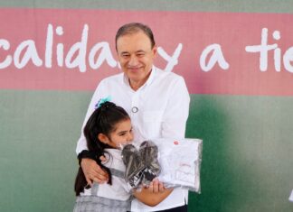 Arranca Gobernador entrega de uniformes escolares gratuitos en Hermosillo