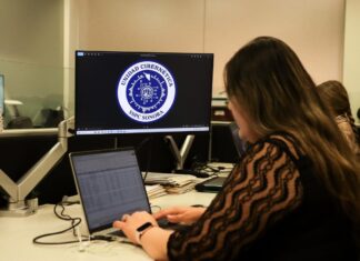 Alerta sobre mensajes falsos que simulan apoyos y trámites de gobierno